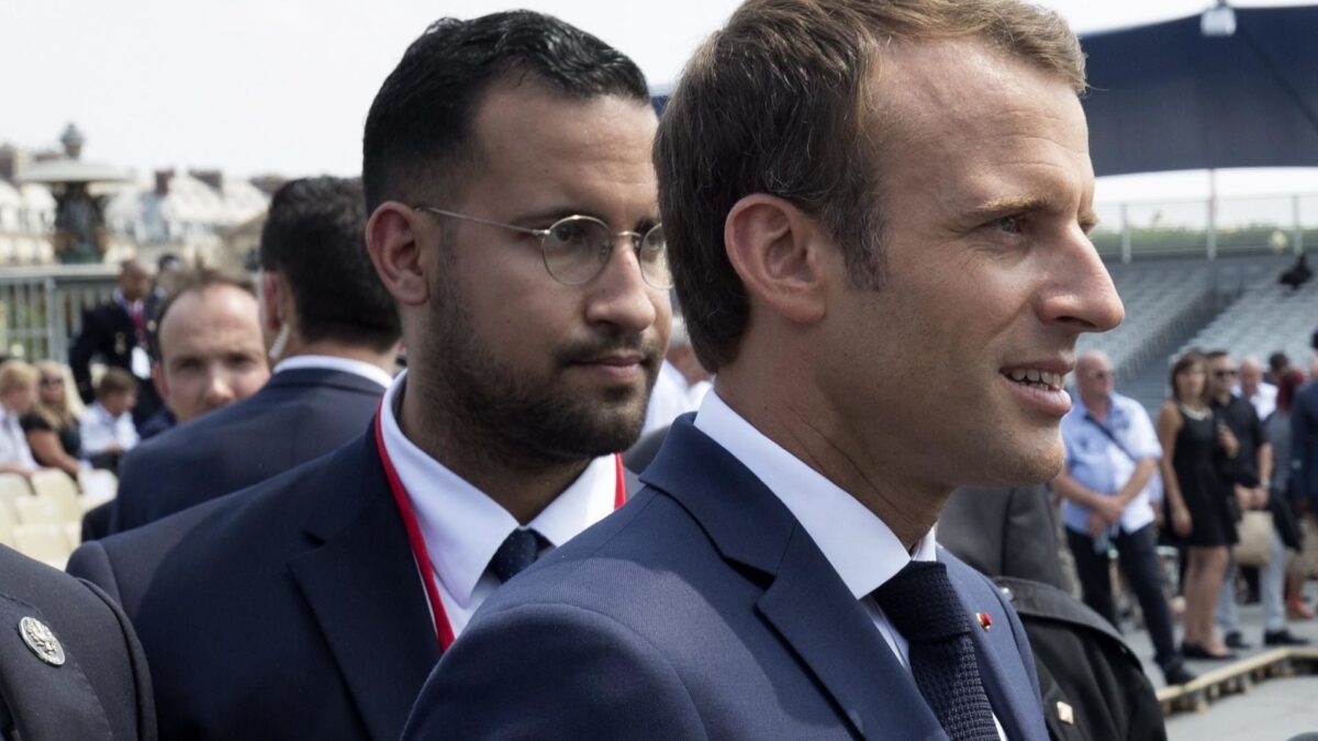 Benalla fa la vittima ma parla da innamorato