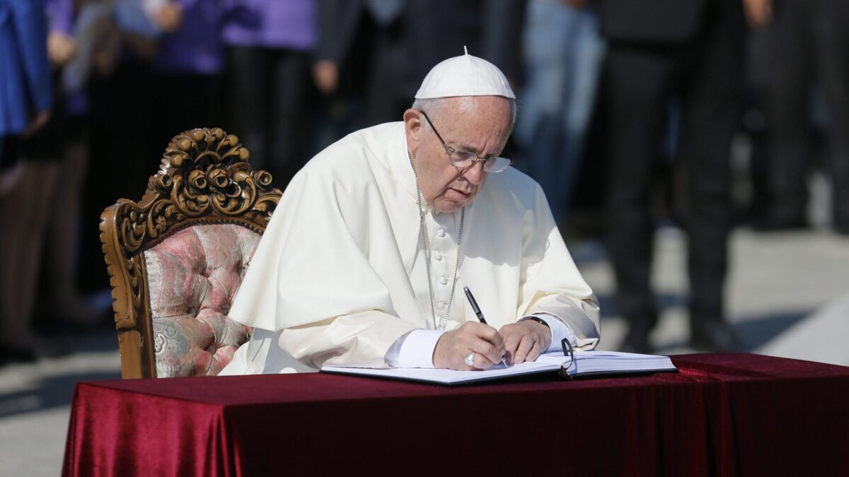 Gli scrittori appesi a Bergoglio sponsor dei libri dell’estate