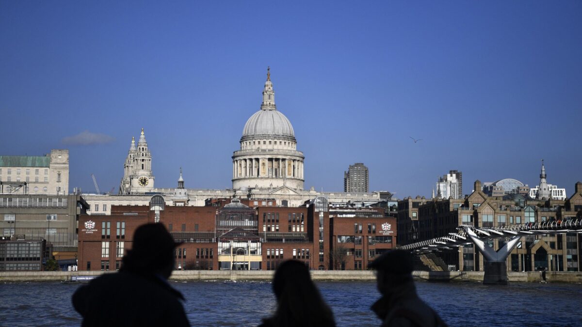 Londra vieta di pregare vicino alla cattedrale