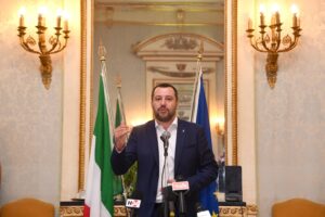 Salvini: «Alzare le pensioni minime tagliando quelle facili agli immigrati»