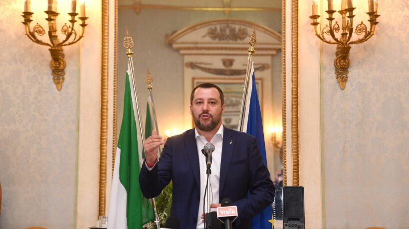 Salvini: «Alzare le pensioni minime tagliando quelle facili agli immigrati»