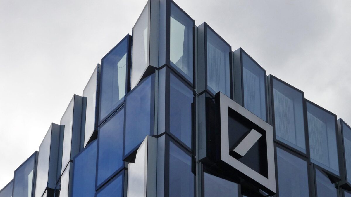 Deutsche Bank cambia pelle e capo: vuole tornare a fare la vecchia banca