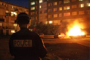 «In un mese 80 licei assaltati e distrutti». Le banlieue francesi fanno di nuovo paura