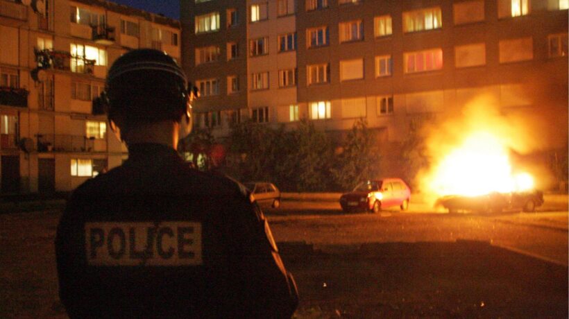 «In un mese 80 licei assaltati e distrutti». Le banlieue francesi fanno di nuovo paura