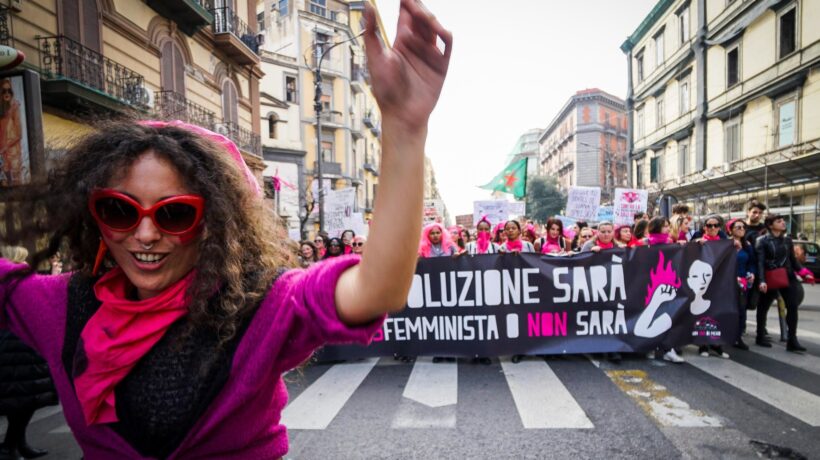 Per difendere le donne le buttano giù dai tram
