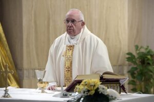 Francesco difende la famiglia naturale. I vescovi invece pensano allo ius soli