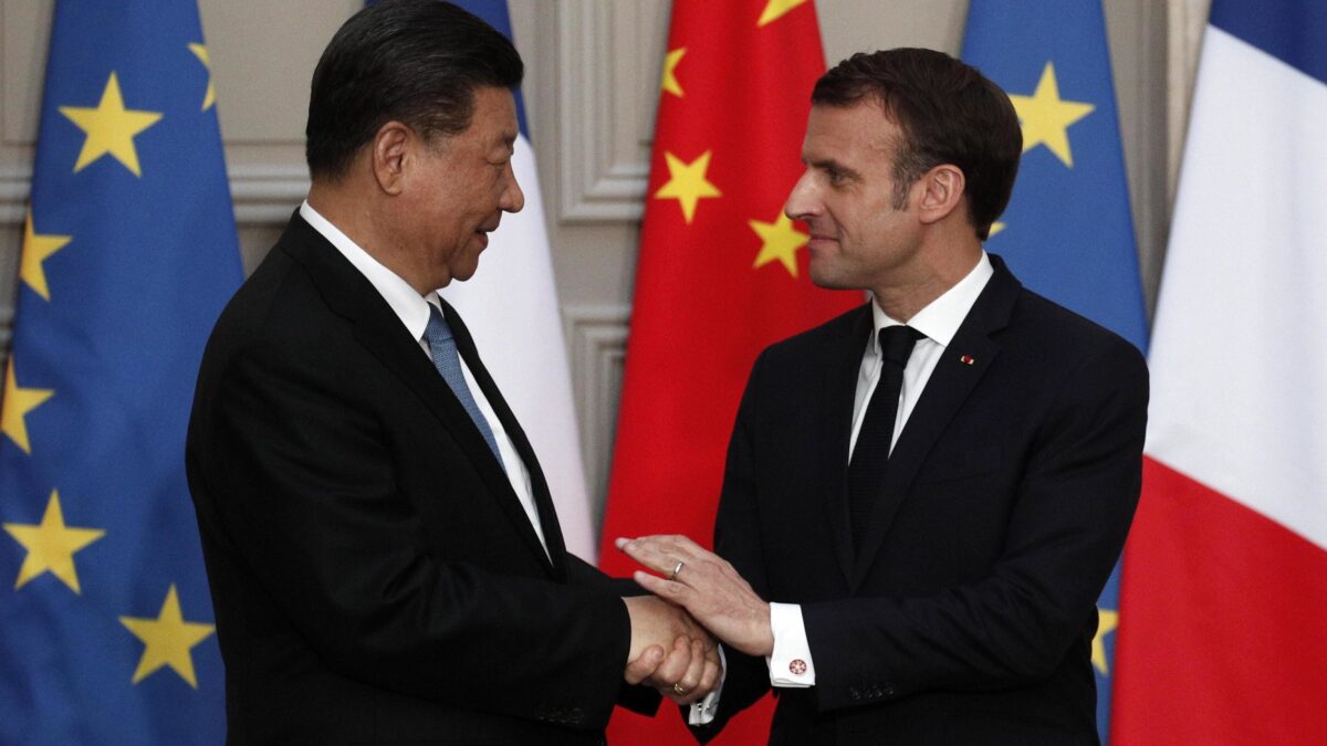Prima ci fa la morale, poi Macron vende a Xi Jinping 300 Airbus