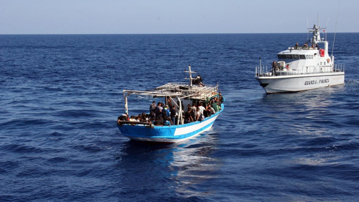 I terroristi si infiltrano sui barconi, le mafie nella rete dell’accoglienza