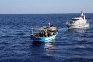 I terroristi si infiltrano sui barconi, le mafie nella rete dell’accoglienza