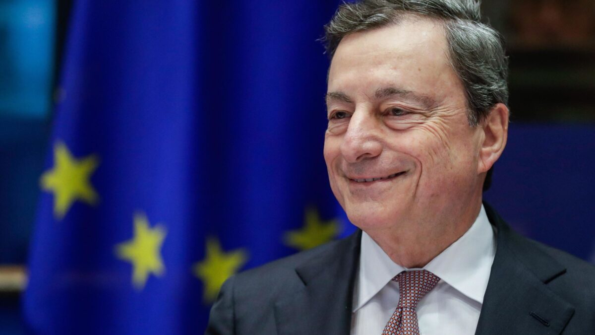 Draghi pompa soldi nelle banche e dà una bella spallata all’austerity