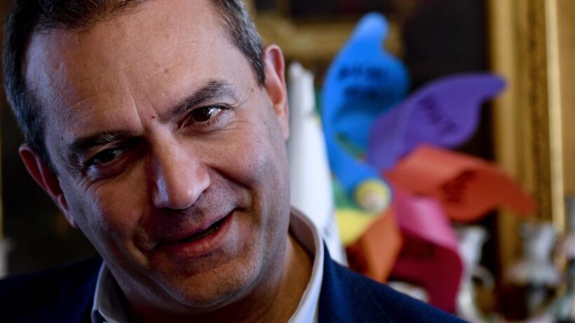 De Magistris attacca i pentastellati ma lui voleva dare 600 euro a tutti