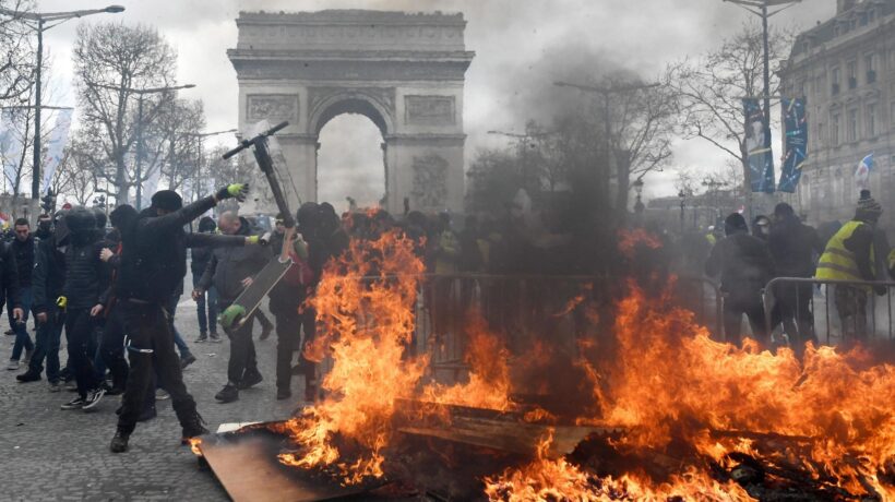 Gli sfasciavetrine mischiati ai gilet gialli sono tutti difesi da legali di sinistra