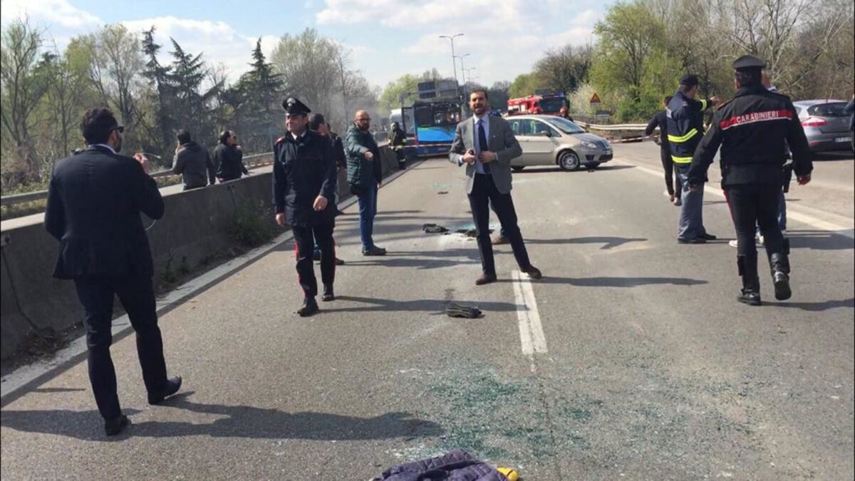 Autista senegalese brucia il bus con gli scolaretti: «Vendetta contro Salvini»