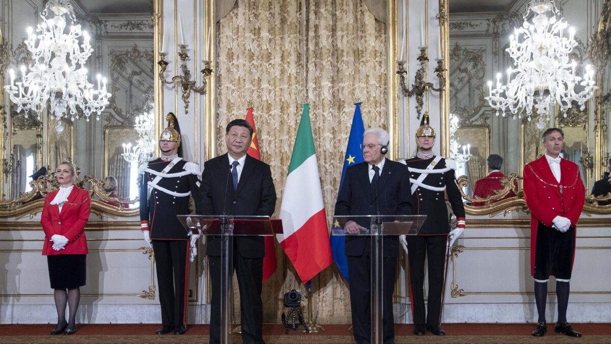 Mattarella spiazza i fan. Uomo Usa? Mica vero, è lui che ha aperto ai cinesi