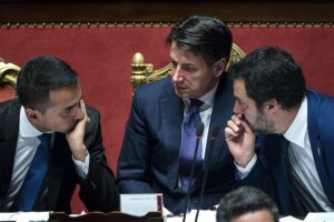 Un anno da marziani con il gattone. Matteo che gioca con Gigi