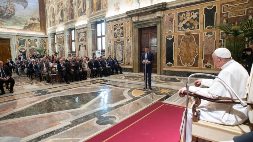 Chiesa in bilico: sì alla famiglia o no a Salvini?