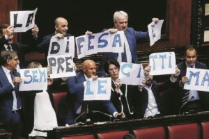 Orafi, disabili e tabaccai. Storie di chi si è rovinato solo per salvarsi la pelle