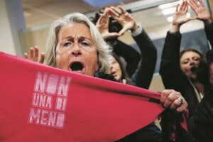 Per le femministe in guerra il nemico da abbattere è l’uomo