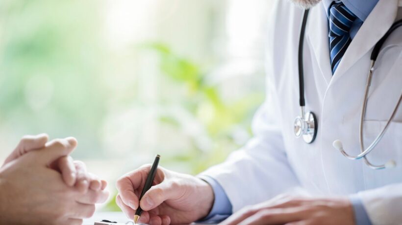 Medico inglese cacciato dal lavoro: voleva chiamare «uomo» un uomo