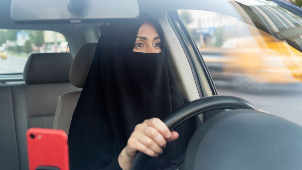 Le arabe avranno la patente ma non possono guidare sole né fare benzina con un uomo