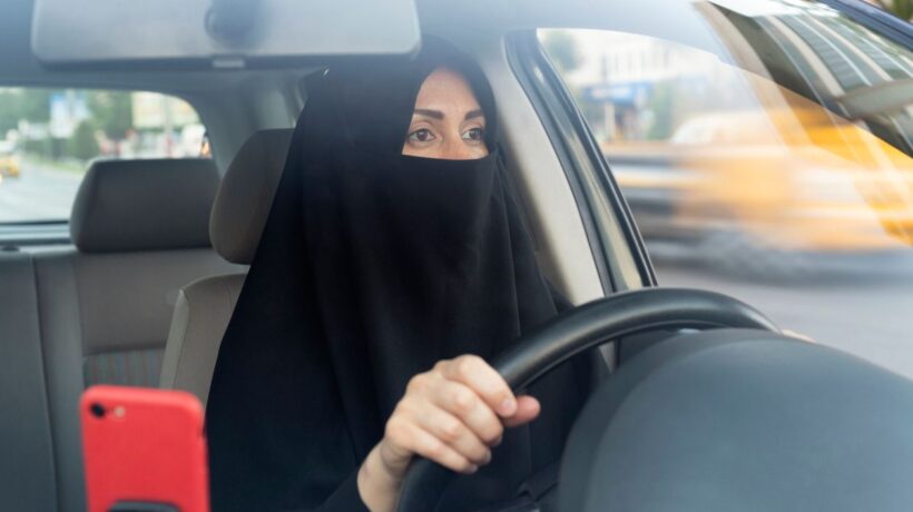 Le arabe avranno la patente ma non possono guidare sole né fare benzina con un uomo