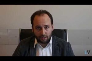 Se è vero che l’autista dello scuolabus ha incolpato Di Maio e Salvini per i morti in Africa, anche la retorica dell’antirazzismo ha qualche problema