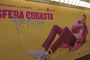 Un altro sberleffo di Sfera Ebbasta, il trapper che campa di vittimismo