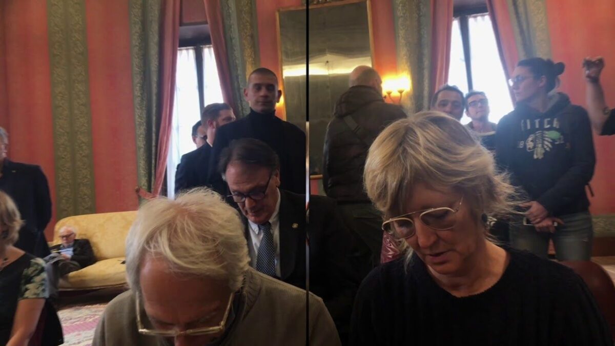Di Maio scappa: «Siete il Medioevo»