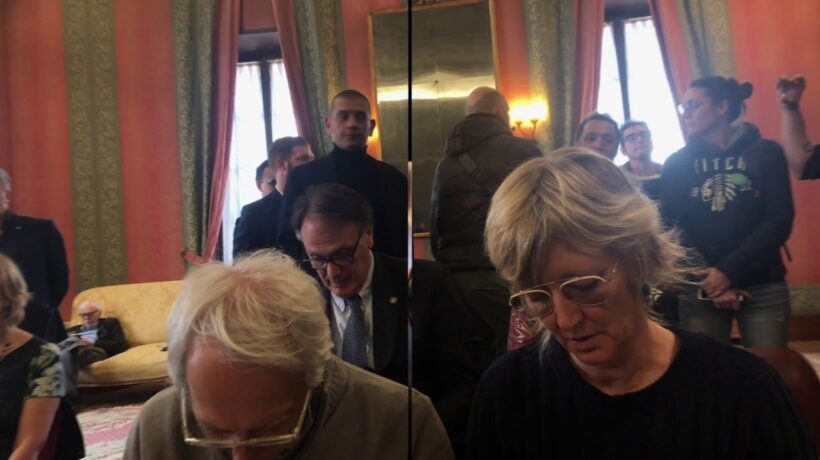 Di Maio scappa: «Siete il Medioevo»