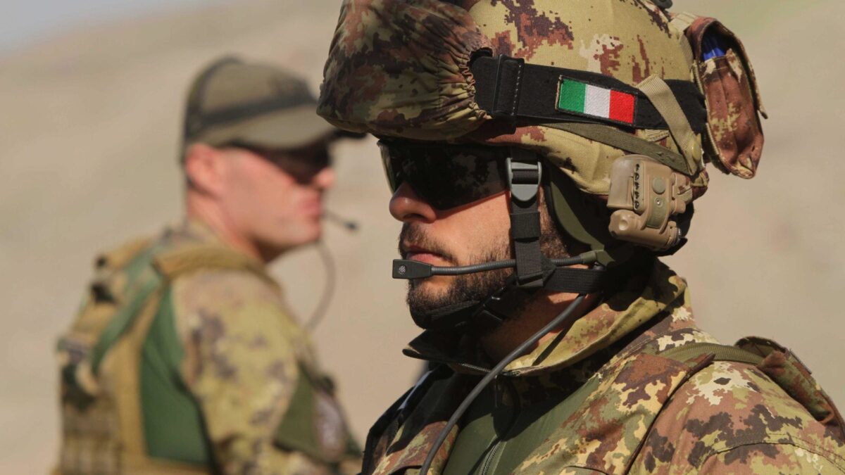 Trump si siede al tavolo dei talebani e decide pure il futuro delle nostre truppe