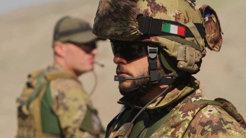 Trump si siede al tavolo dei talebani e decide pure il futuro delle nostre truppe