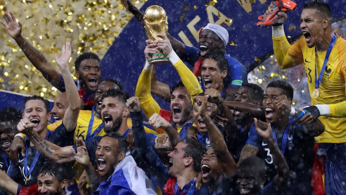 Salvini e Conte 
rifilano alla Merkel altri migranti. A Macron resta solo il pallone