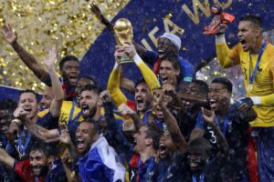 Salvini e Conte 
rifilano alla Merkel altri migranti. A Macron resta solo il pallone