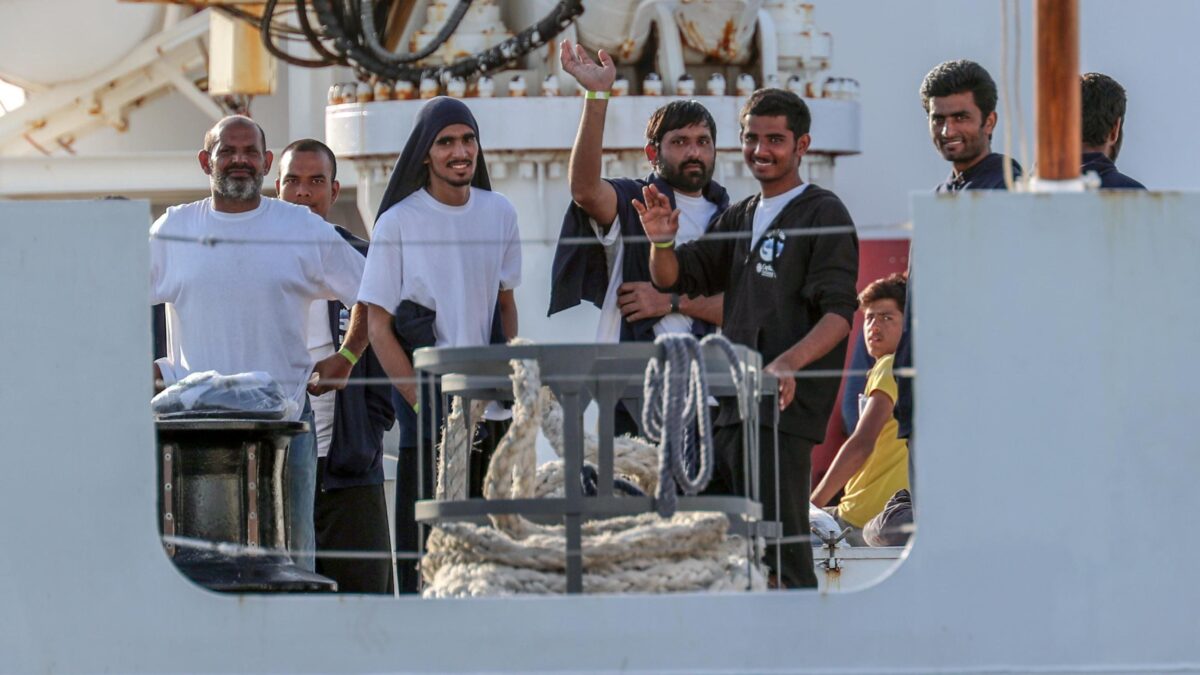 La telefonata di Mattarella a Conte per autorizzare la sbarco di 67 migranti