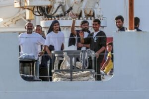 La telefonata di Mattarella a Conte per autorizzare la sbarco di 67 migranti