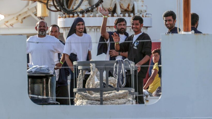La telefonata di Mattarella a Conte per autorizzare la sbarco di 67 migranti