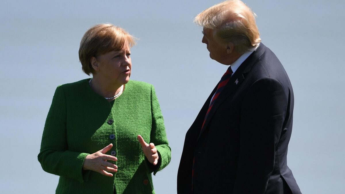 Trump atterra a Bruxelles e schiaffeggia la Merkel: «Sei succube della Russia»