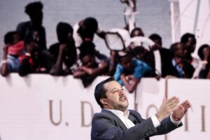 La rivolta dei migranti sulla nave?Un espediente per rifilarli all’Italia