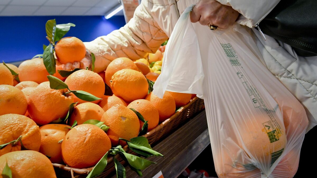 Ribaltone sui sacchi bio per la frutta. Si possono portare gratis da casa