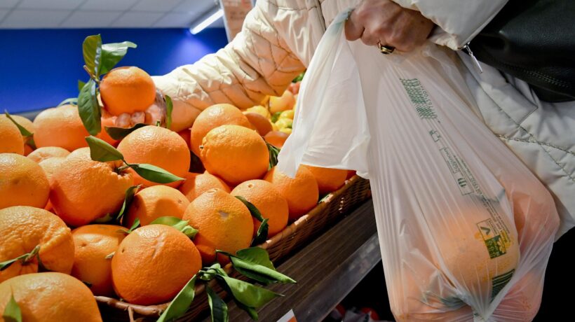 Ribaltone sui sacchi bio per la frutta. Si possono portare gratis da casa