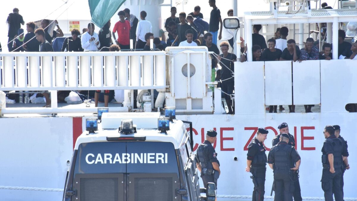 Spintoni e minacce ai marinai italiani. Il grazie dei migranti a chi li ha salvati