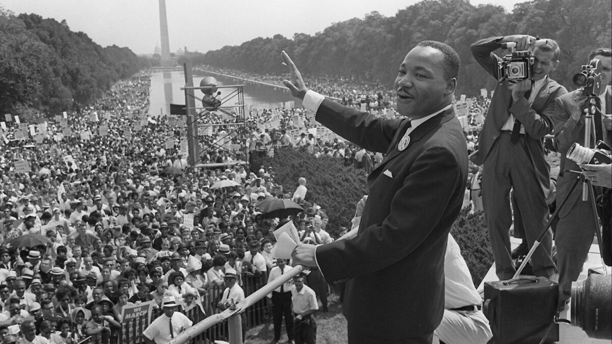 Martin Luther King arruolato tra partigiani, migranti e ultrà europei