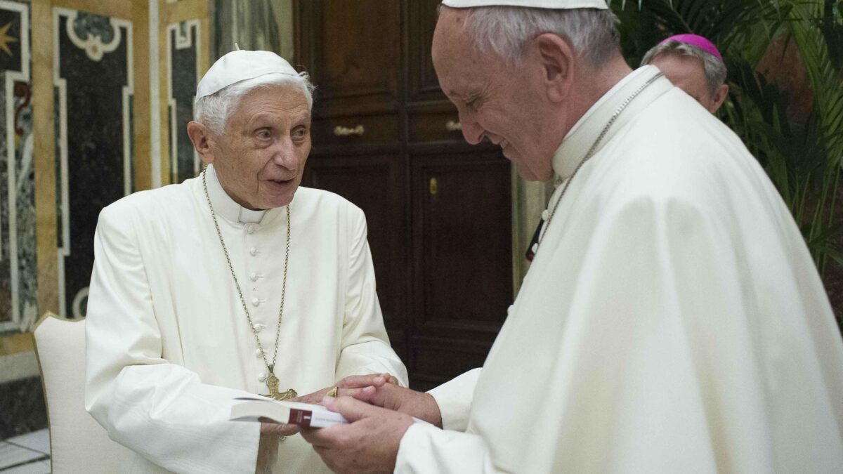 La vendetta di Ratzinger indebolisce Francesco