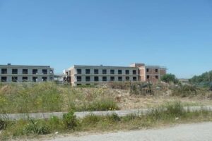 L’ecomostro giace sulla spiaggia di Simeri. Buttati 15 anni e 18 milioni di fondi pubblici