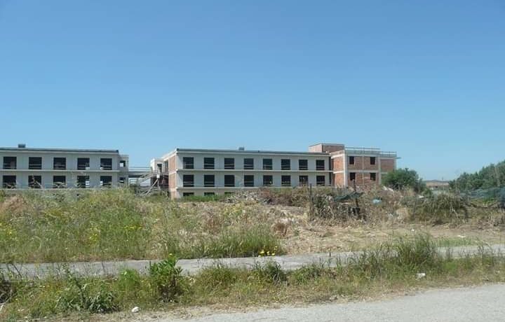 L’ecomostro giace sulla spiaggia di Simeri. Buttati 15 anni e 18 milioni di fondi pubblici