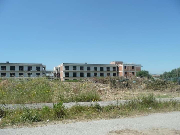 L’ecomostro giace sulla spiaggia di Simeri. Buttati 15 anni e 18 milioni di fondi pubblici
