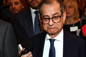 Tria non blateri di dossier ma spieghi i fatti