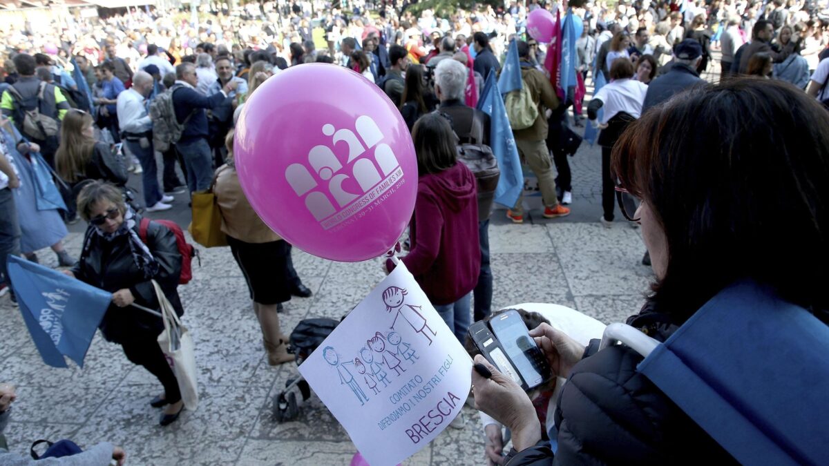 Il giornale dei vescovi difende le famiglie. Quelle degli immigrati