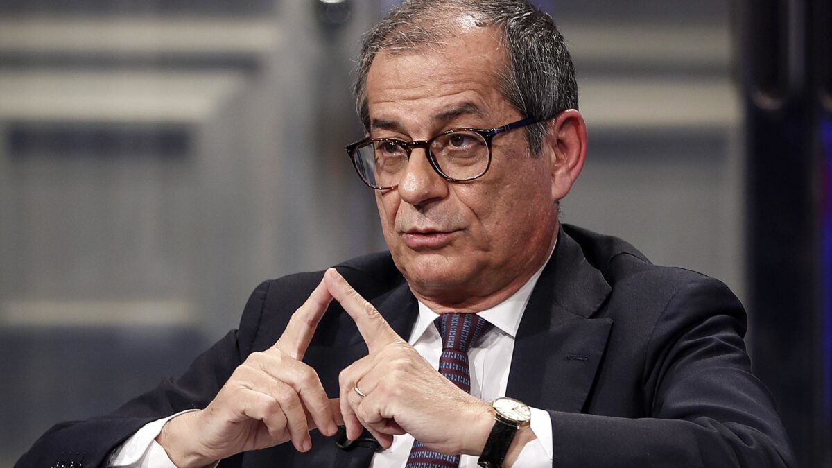 Il ministro fa un blitz alla Sace. Megacontratto alla faccia di Cdp