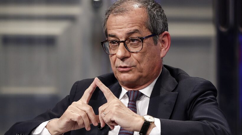 Il ministro fa un blitz alla Sace. Megacontratto alla faccia di Cdp